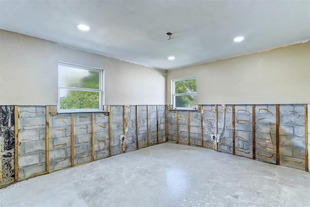 8751 Orient Way NE St Petersburg FL 33702