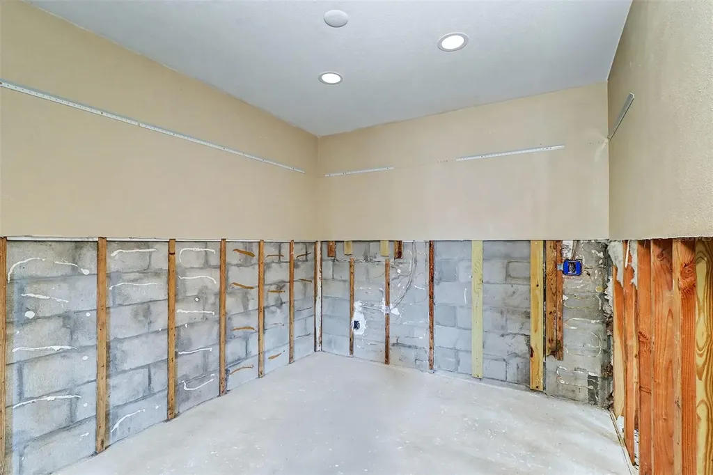 8751 Orient Way NE St Petersburg FL 33702