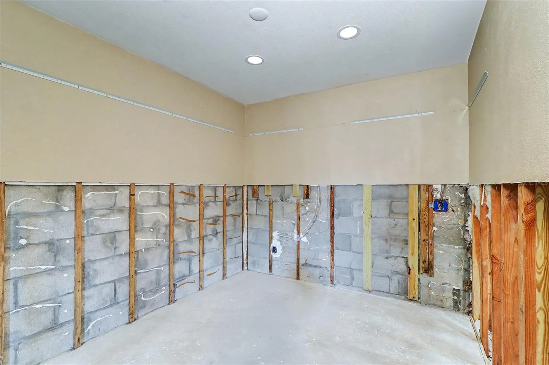 8751 Orient Way NE St Petersburg FL 33702