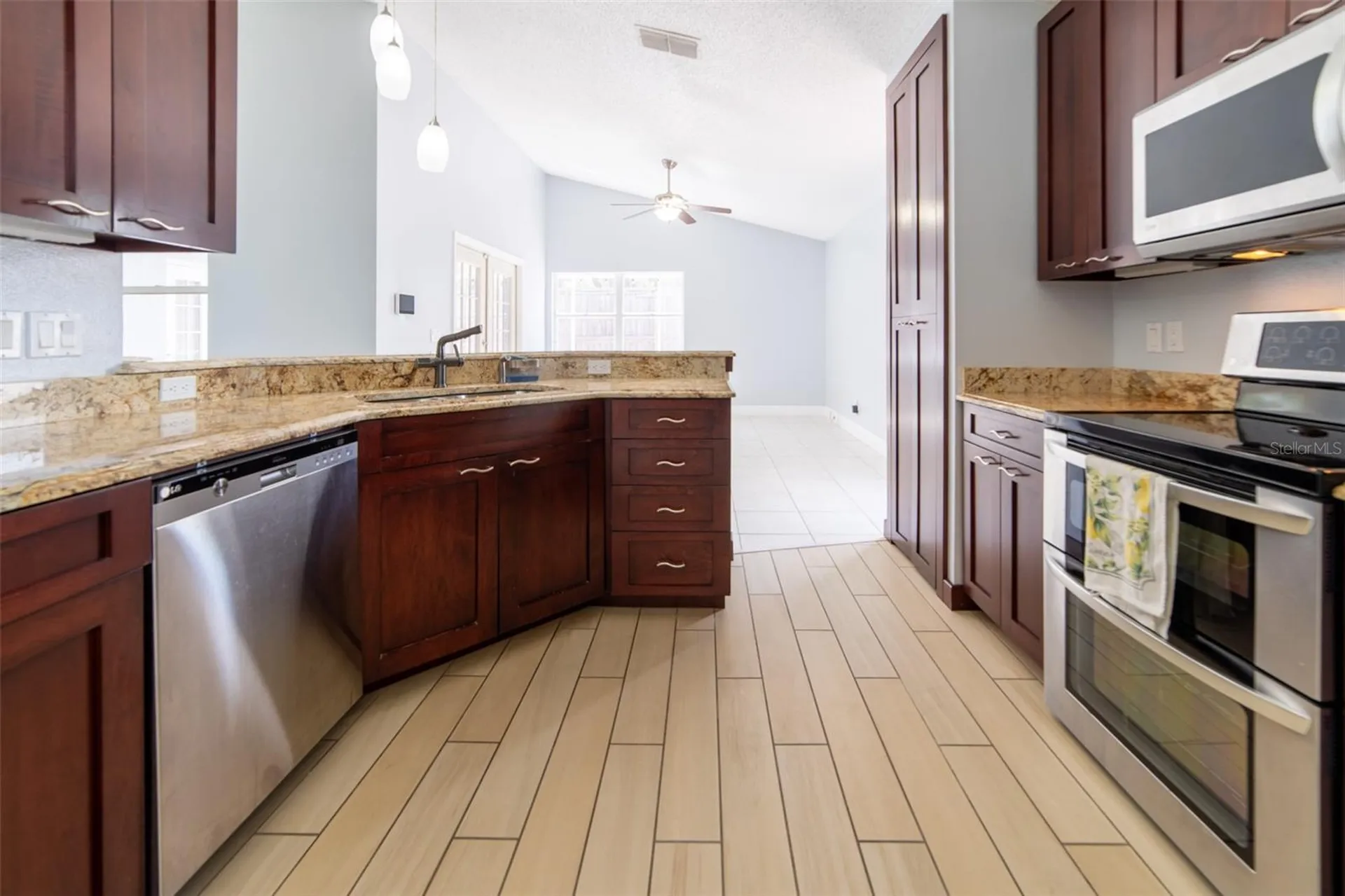 1352 Woodfield Oaks Drive Apopka FL 32703