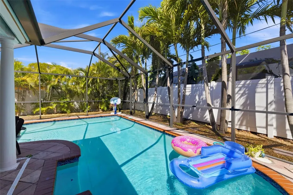 4339 50th Avenue S St Petersburg FL 33711