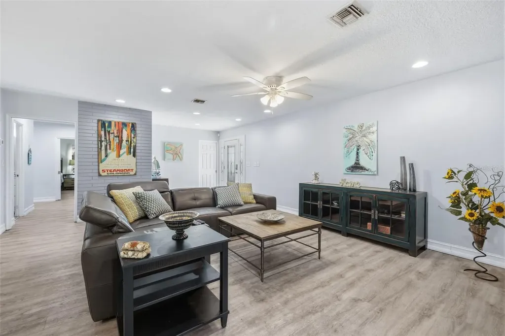 4339 50th Avenue S St Petersburg FL 33711