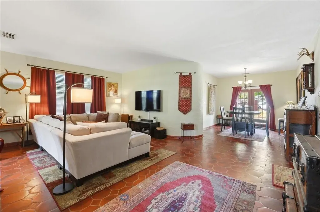 337 E Sessoms Avenue Lake Wales FL 33853