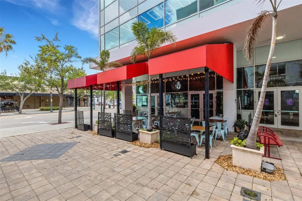 1990 Main Street Sarasota FL 34236