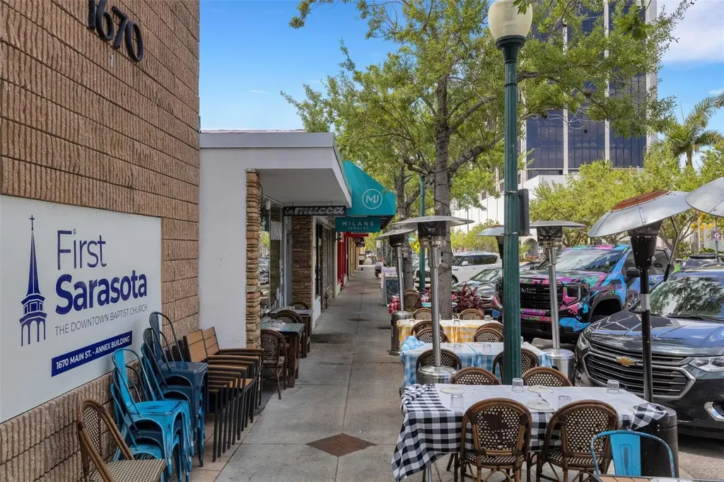 1990 Main Street Sarasota FL 34236