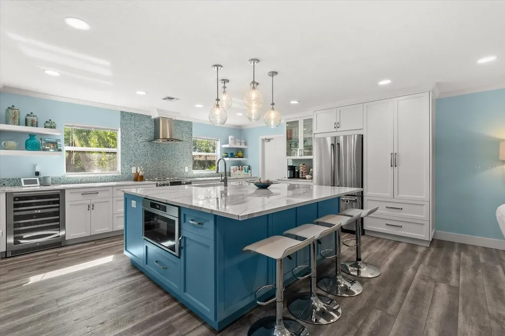 704 Tropical Circle Sarasota FL 34242