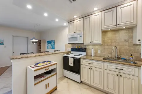 117 7th Street N Bradenton Beach FL 34217