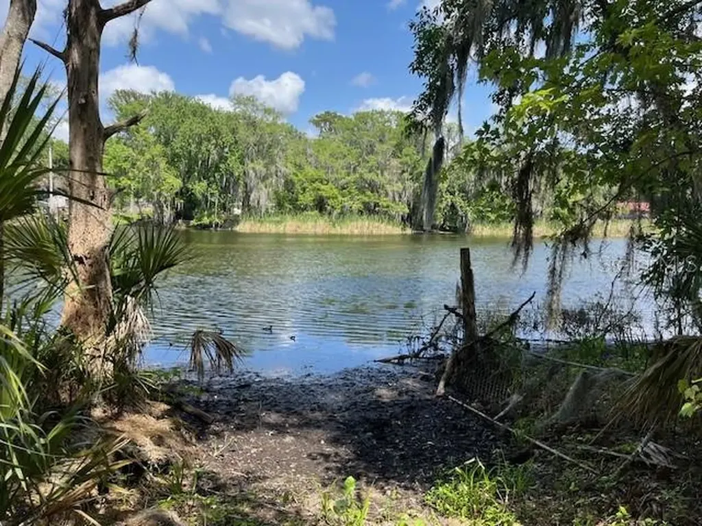 2992 N C 470 Lake Panasoffkee FL 33538