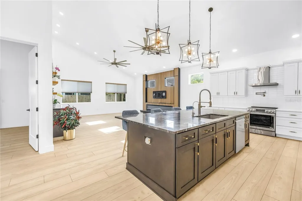 4907 15th Avenue N St Petersburg FL 33710