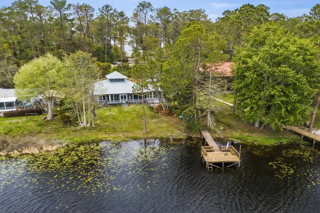 299 Riley Lake Drive Hawthorne FL 32640