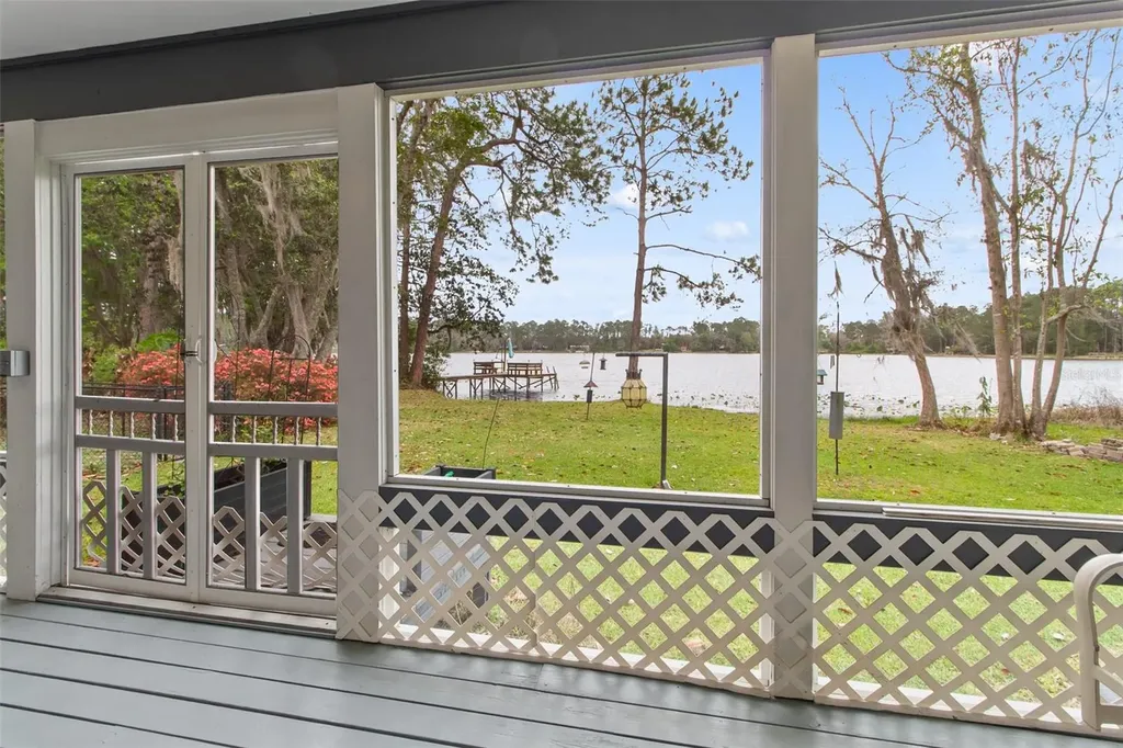 299 Riley Lake Drive Hawthorne FL 32640