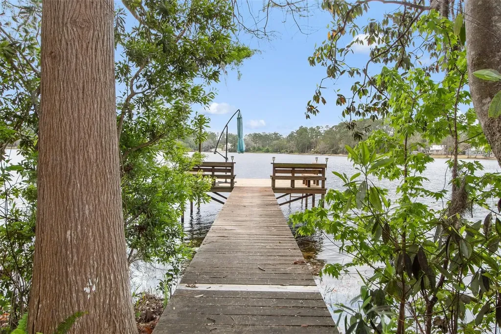 299 Riley Lake Drive Hawthorne FL 32640