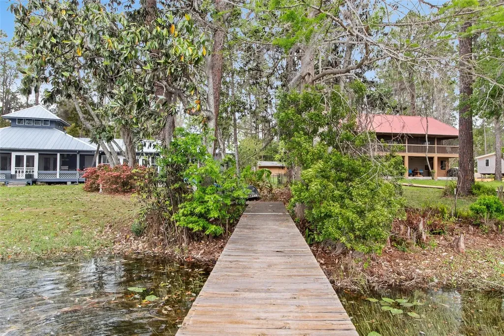 299 Riley Lake Drive Hawthorne FL 32640