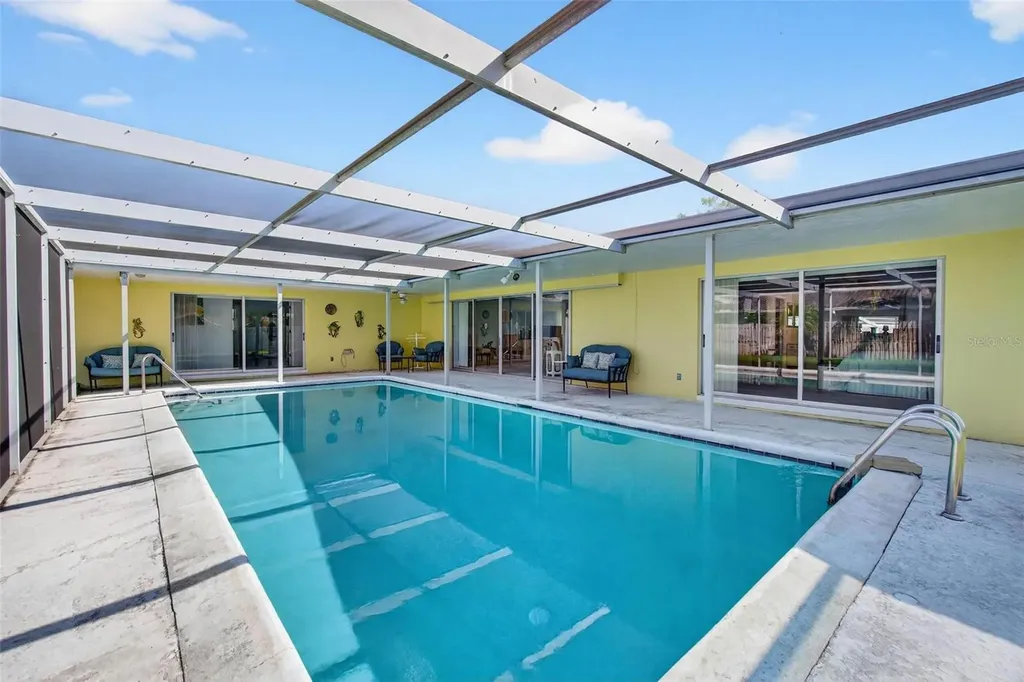 10100 Commodore Drive Seminole FL 33776