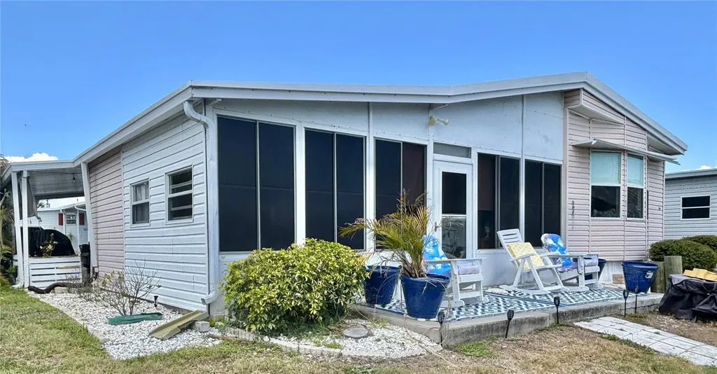 102 Americana Court NE St Petersburg FL 33702