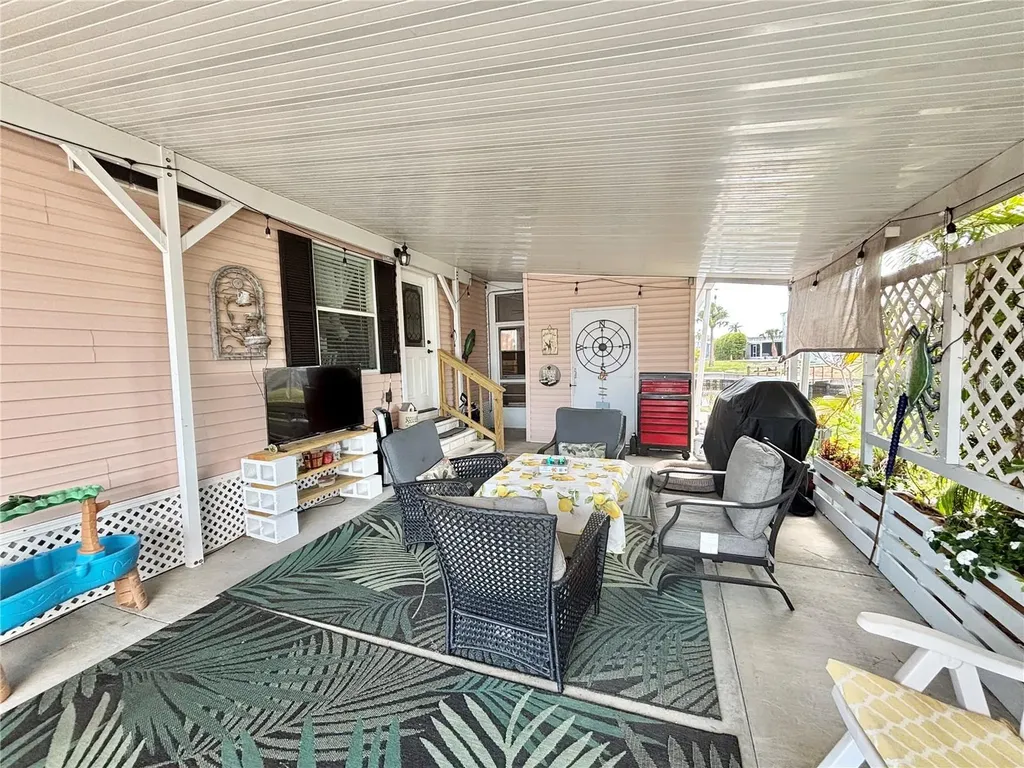 102 Americana Court NE St Petersburg FL 33702