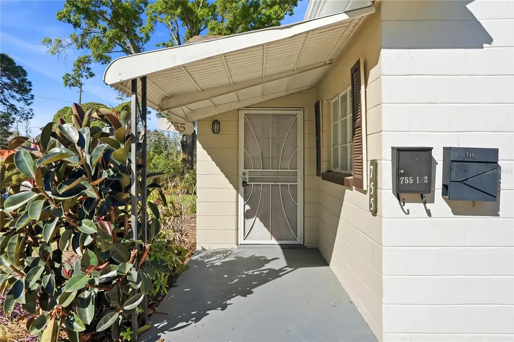 755 Alamanda Way S St Petersburg FL 33705