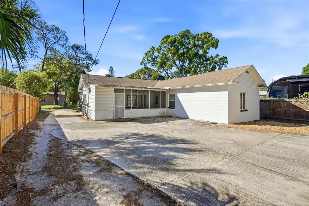 755 Alamanda Way S St Petersburg FL 33705