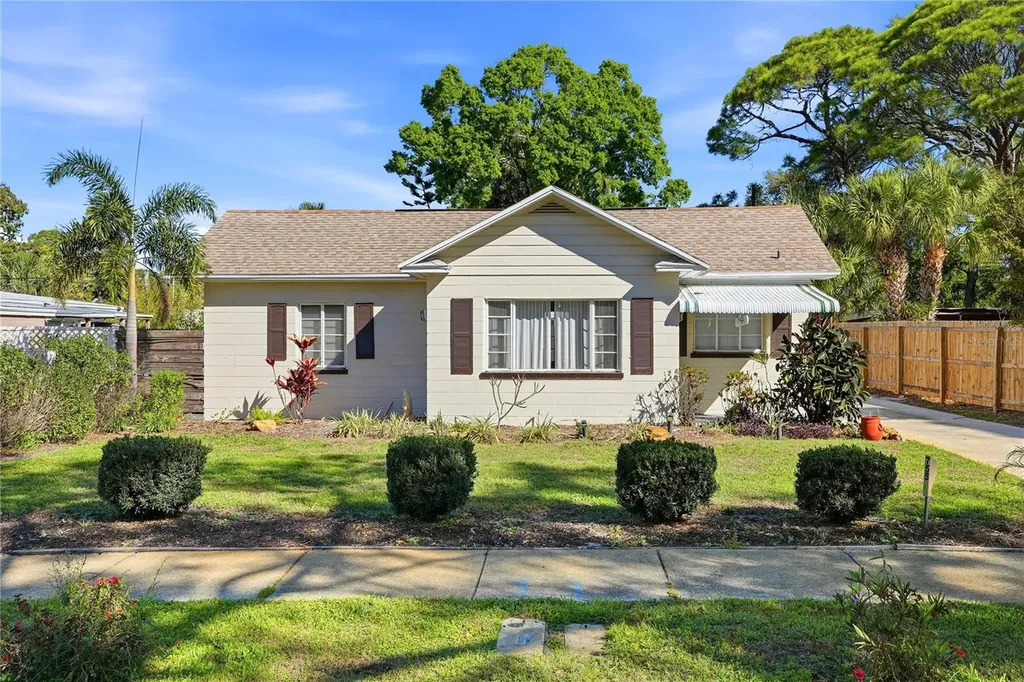 755 Alamanda Way S St Petersburg FL 33705