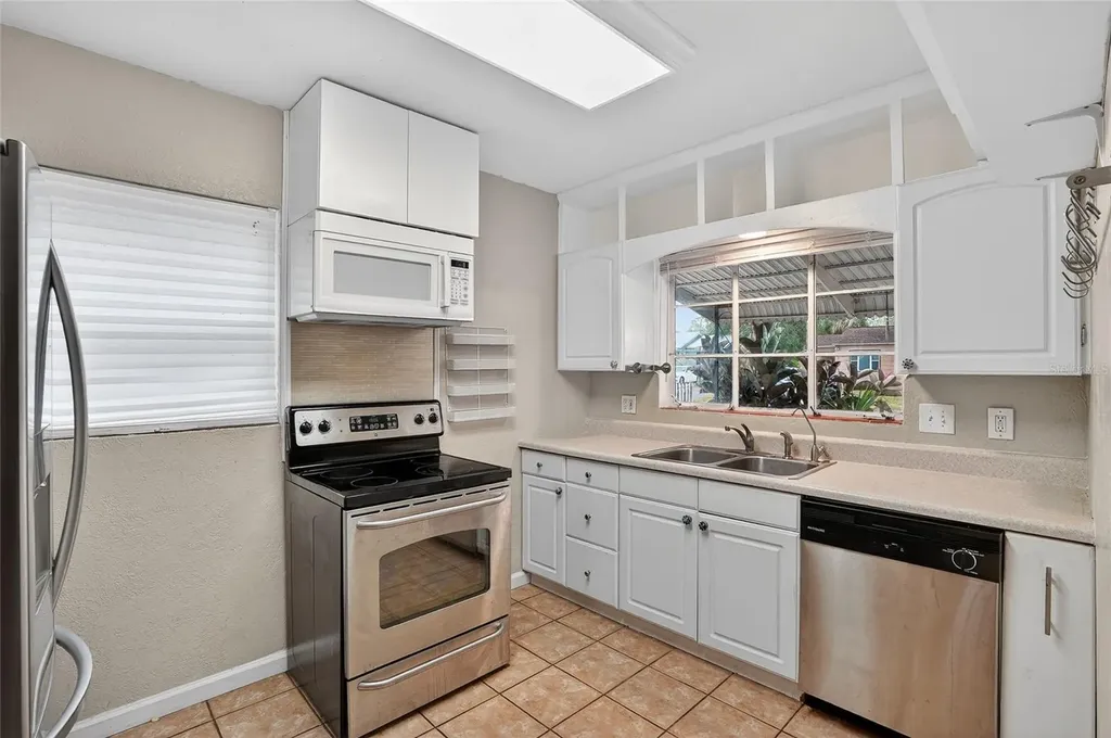755 Alamanda Way S St Petersburg FL 33705