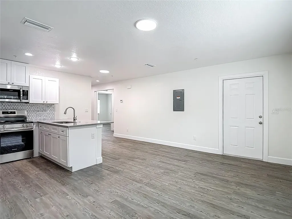 326 S Grosse Avenue Tarpon Springs FL 34689