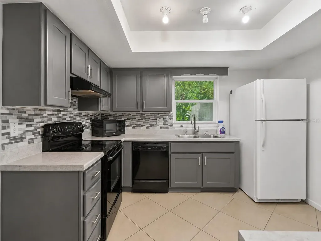 13635 Berkshire Court Grand Island FL 32735