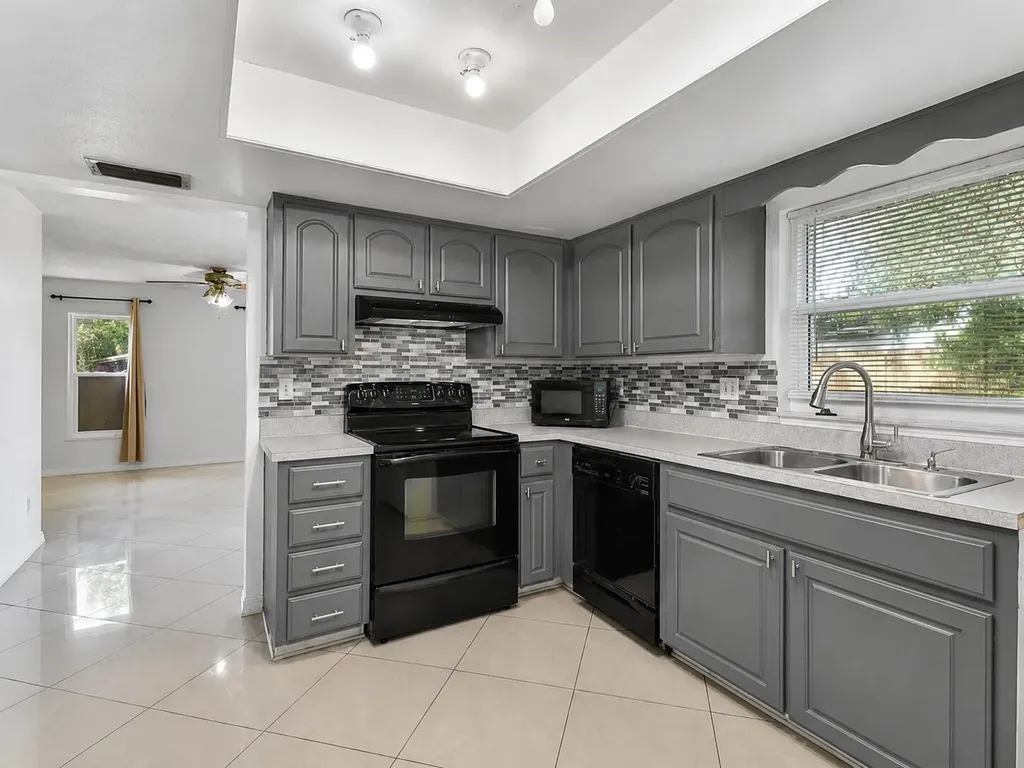 13635 Berkshire Court Grand Island FL 32735