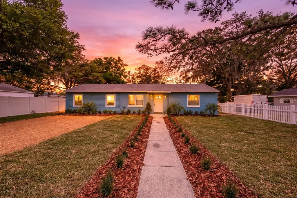 25 E Charlotte Avenue Eustis FL 32726