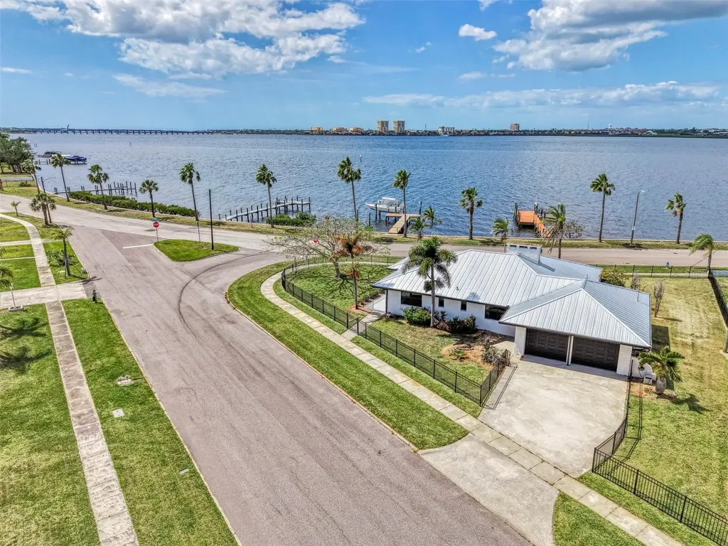 1822 Riverside Drive E Bradenton FL 34208