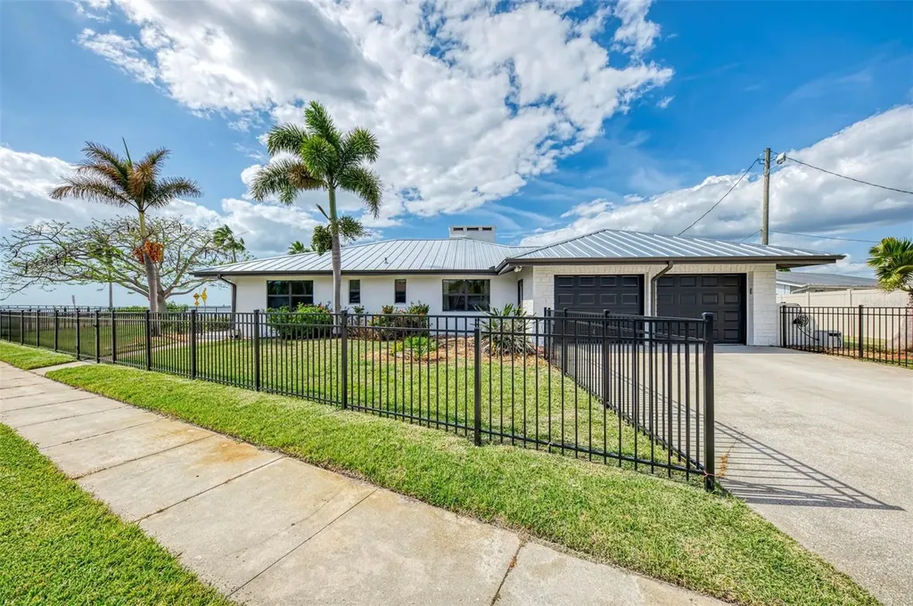 1822 Riverside Drive E Bradenton FL 34208