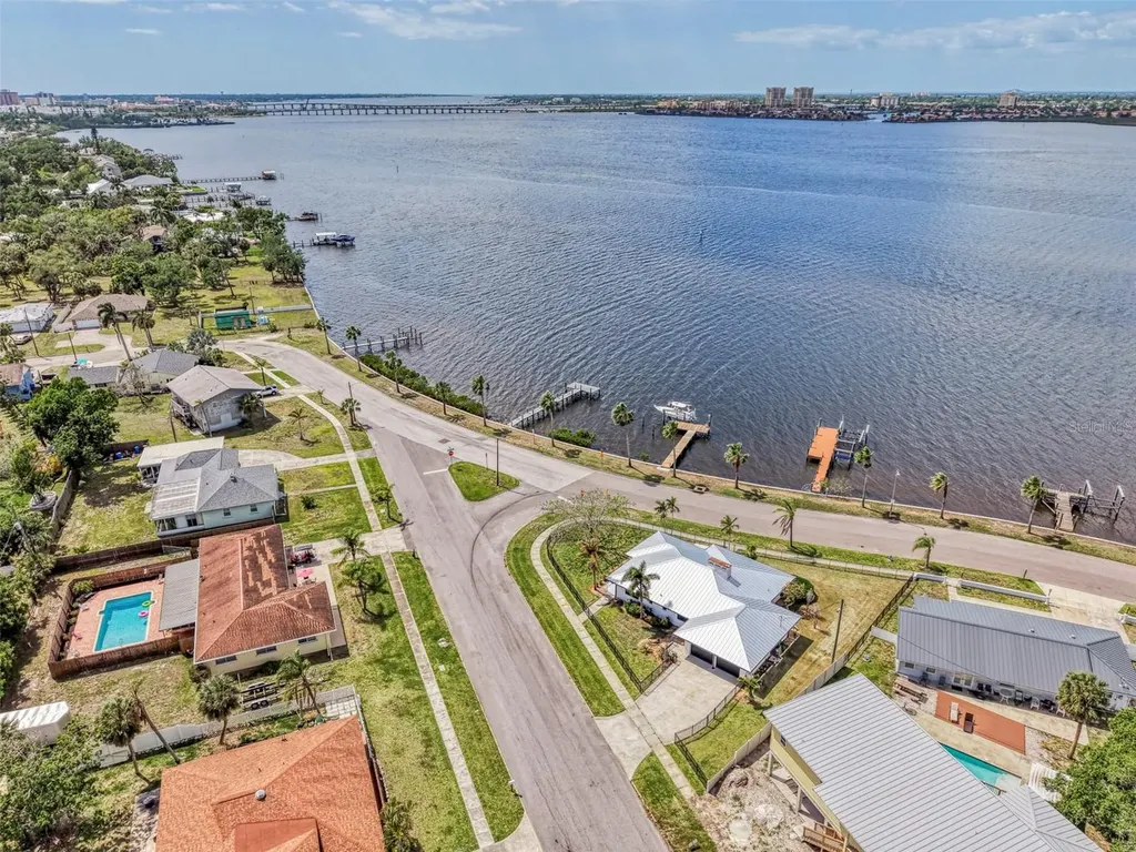 1822 Riverside Drive E Bradenton FL 34208