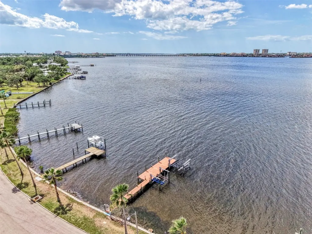 1822 Riverside Drive E Bradenton FL 34208