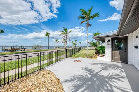 1822 Riverside Drive E Bradenton FL 34208