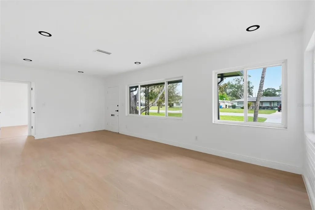5347 30th Avenue N St Petersburg FL 33710