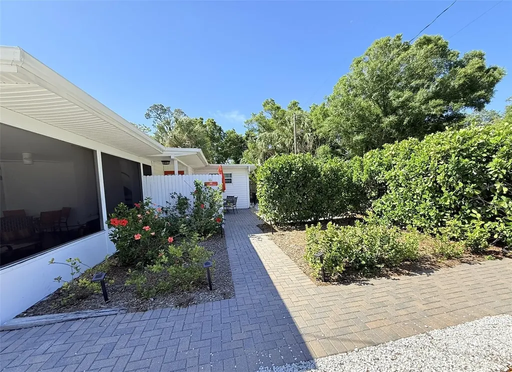 828 S Tuttle Avenue Sarasota FL 34237