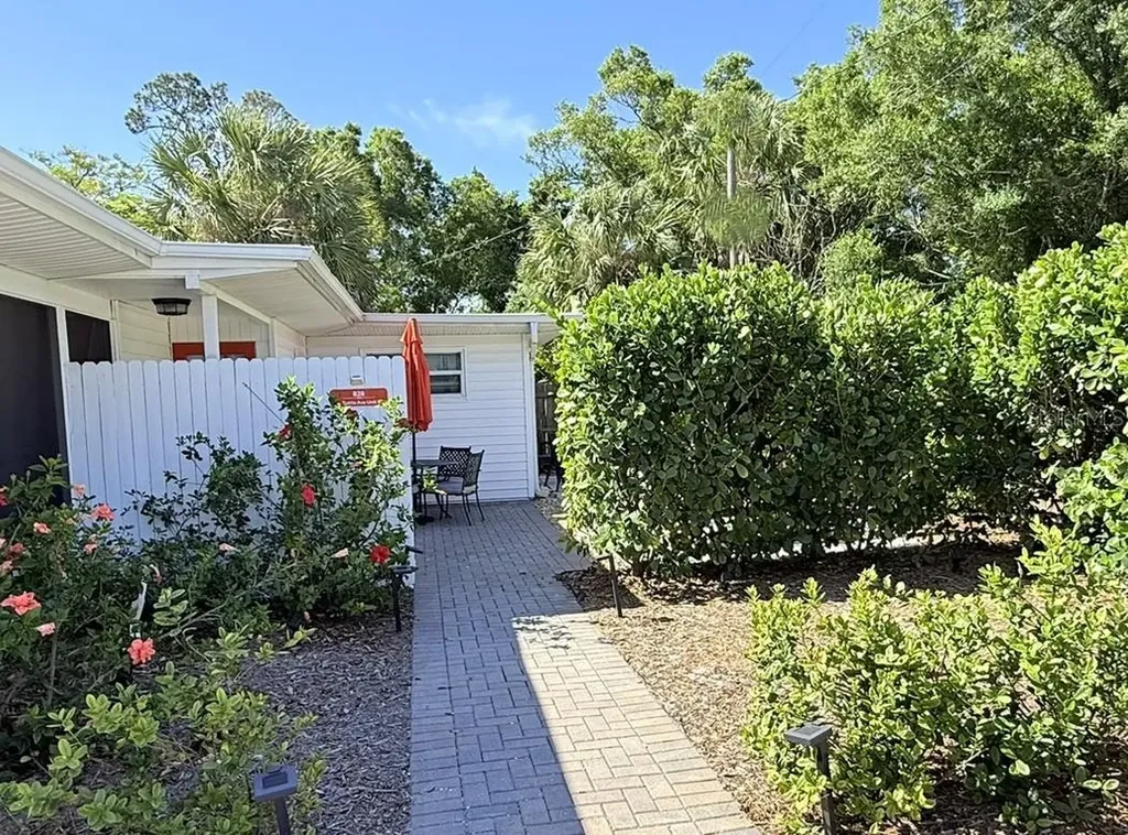 828 S Tuttle Avenue Sarasota FL 34237