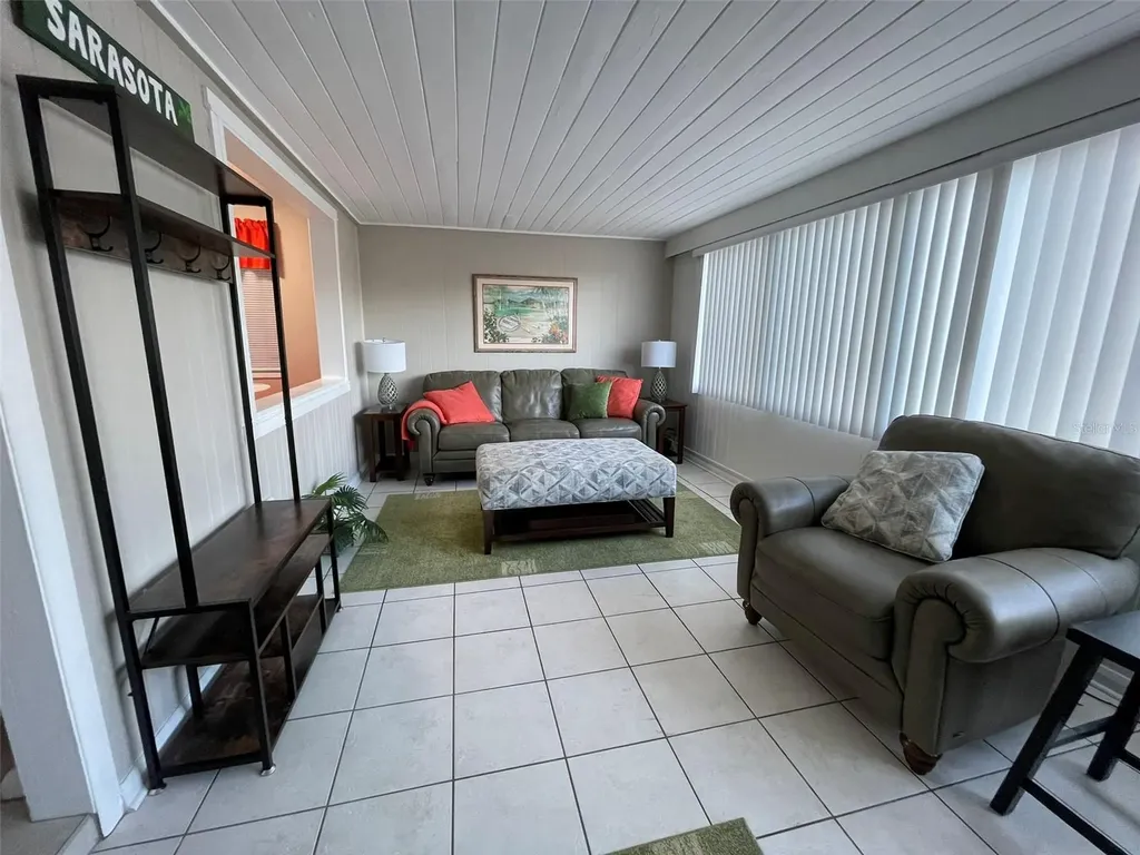 828 S Tuttle Avenue Sarasota FL 34237