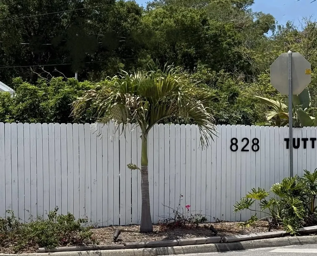 828 S Tuttle Avenue Sarasota FL 34237