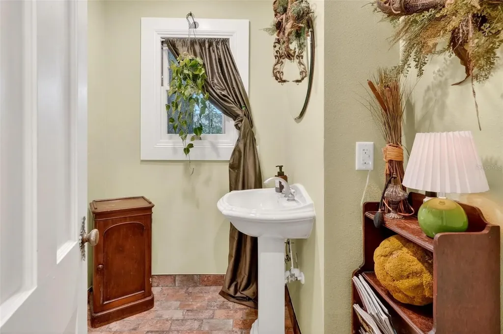 976 Fairview Avenue Mount Dora FL 32757