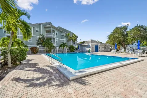 6915 Stones Throw Circle N St Petersburg FL 33710