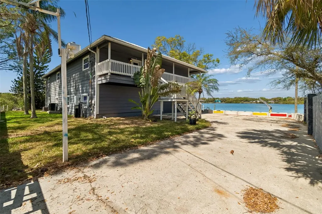 9901 Bay Drive Gibsonton FL 33534
