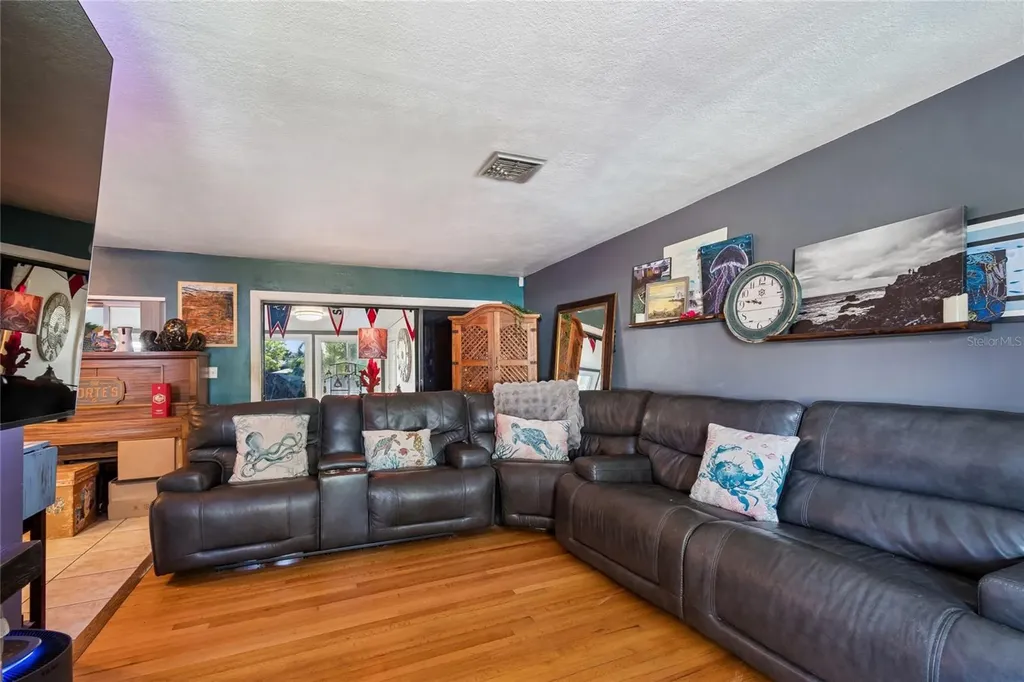 2120 Coronada Way S St Petersburg FL 33712
