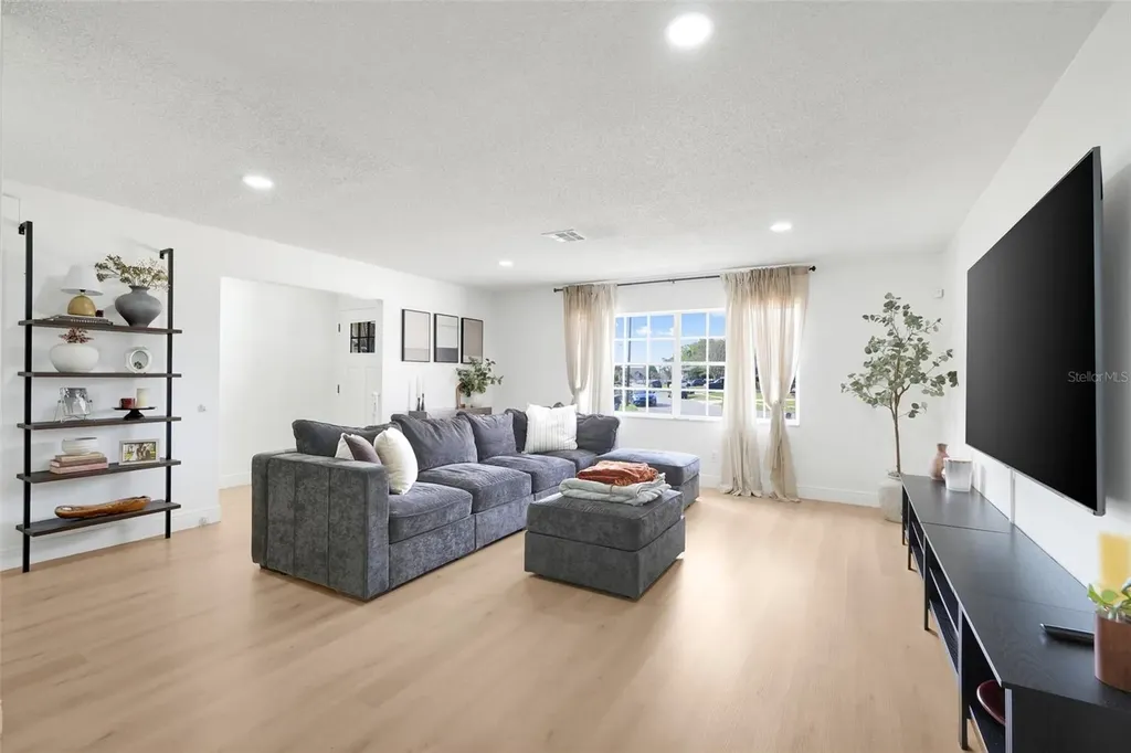 589 Del Rio Street Orlando FL 32839