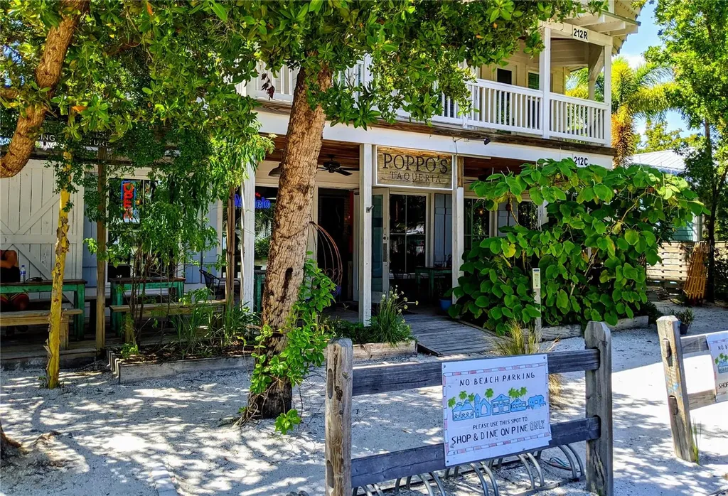 3807 Lake Bayshore Drive Bradenton FL 34205