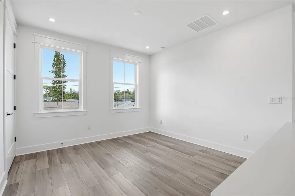 879 53rd Avenue N St Petersburg FL 33703