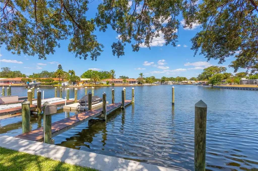6490 Cape Hatteras Way NE St Petersburg FL 33702