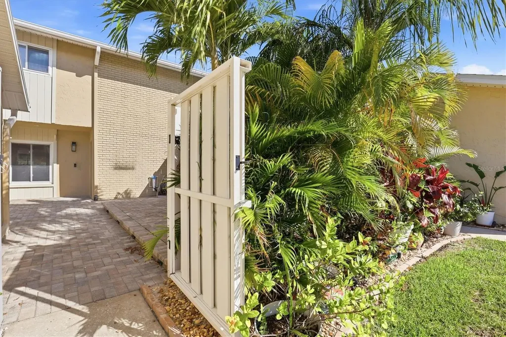 6537 Cape Hatteras Way NE St Petersburg FL 33702