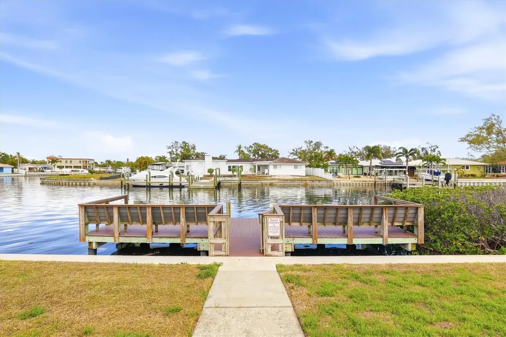 6537 Cape Hatteras Way NE St Petersburg FL 33702