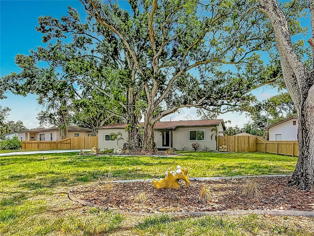 2335 Murilla Way S St Petersburg FL 33712