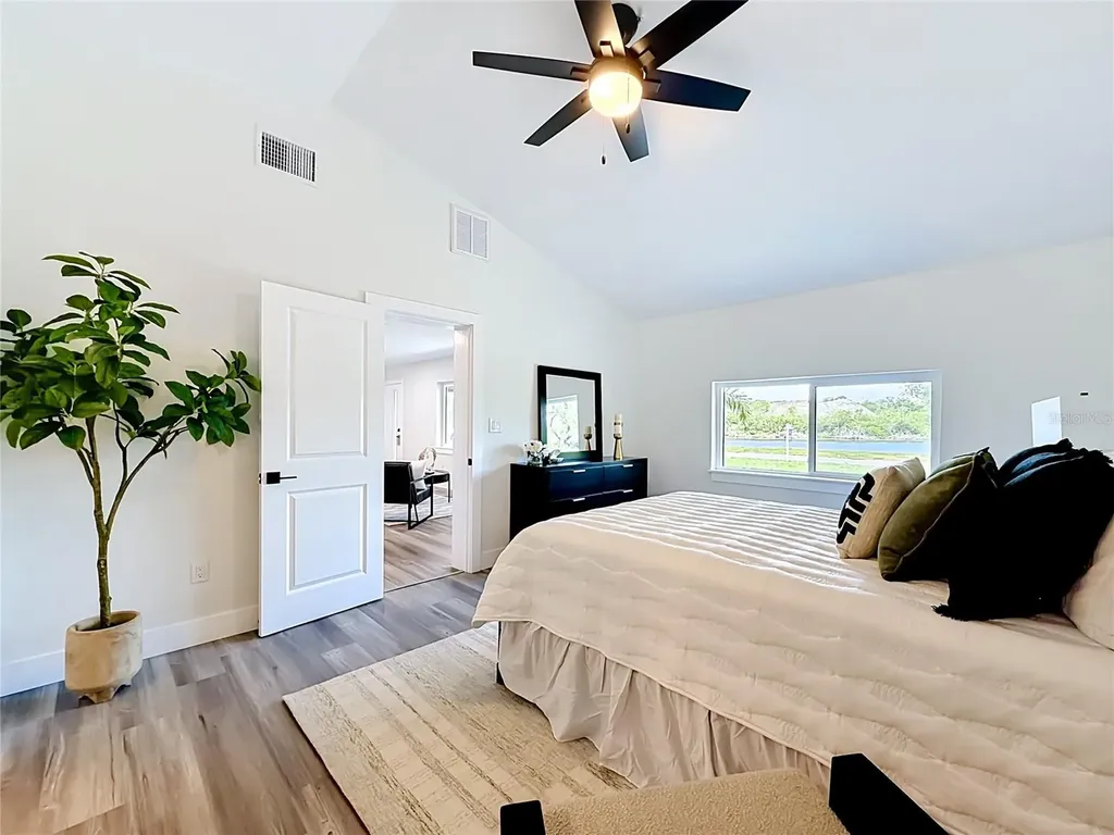 2335 Murilla Way S St Petersburg FL 33712